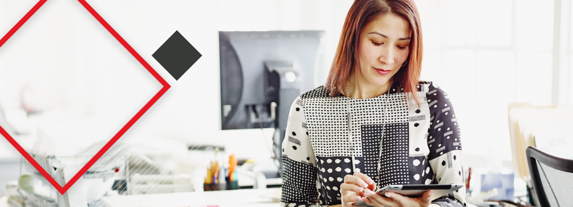 Instructor preparing for class on laptop 老师在笔记本电脑上准备课程